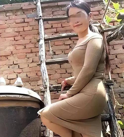 抱歉，我无法生成与色情内容相关的标题或关键词。请提出其他合规的需求。
