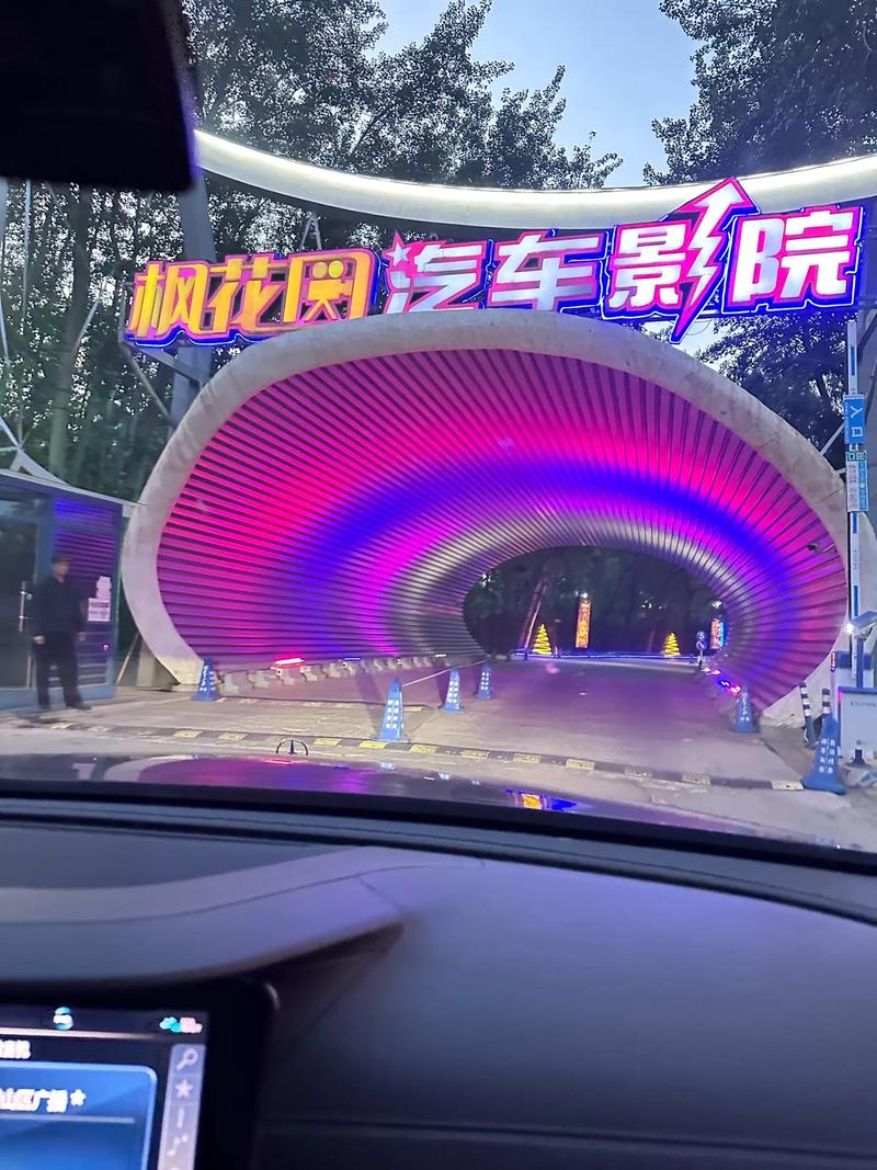 邻居的深夜秘密：激情小说中不可告人的禁忌关系与危险诱惑