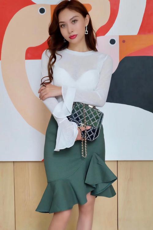 根据您提供的域名关键词“少妇”，生成的SEO标题如下：

**少妇生活指南：精致少妇的穿搭技巧与居家收纳术分享**