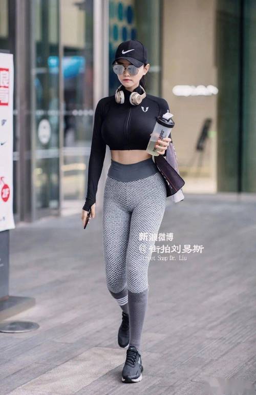 色巨av在线的相关介绍