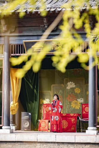 亚洲少妇生活实录：一区情感故事与家庭挑战