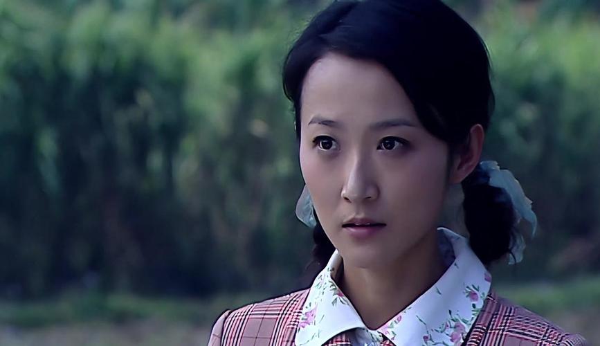 SEO标题：电影院男友亲密行为引热议：如何应对公共场合的情趣与尊重？  
（长尾关键词：电影院情侣行为、公共场合亲密界限、恋爱中的尊重沟通）